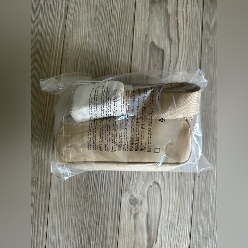 NWT Lululemon everywhere belt bag. - Picture 9 of 9